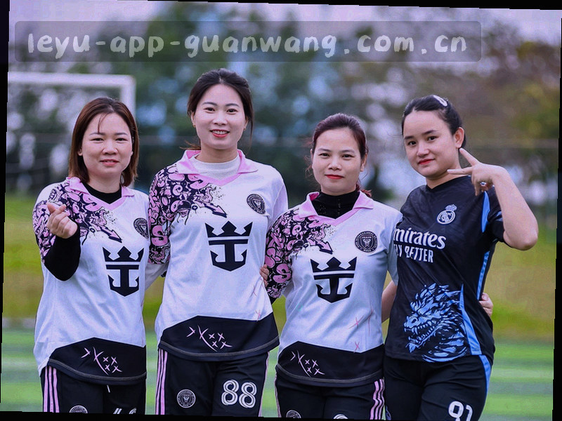 足球射门瞬间与球门网格，画面偏暗、光线集中在射门轨迹