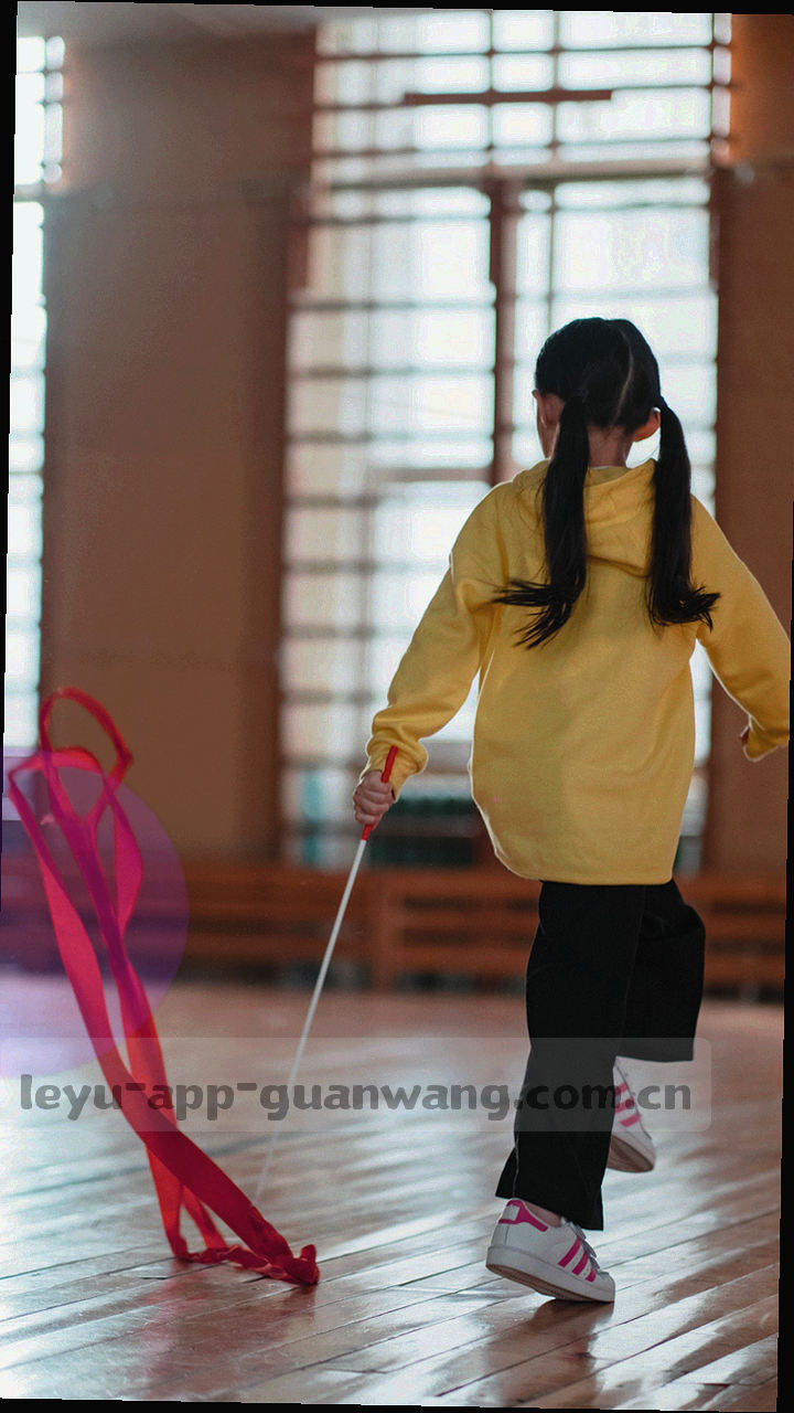 深色移动端界面示意图，右下角标出订阅按钮与通知设置入口